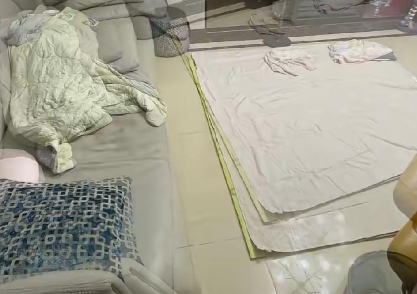 婆婆拎着亲手包的粽子上门，一进屋就傻眼了：儿媳挺着7个月大肚子，和孩子直接躺地板