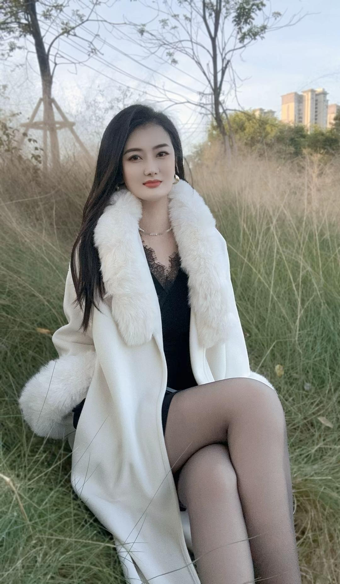 优雅白衣少女，秋日野餐时光🍂💐草风里的暮色诗风是从楼与楼的缝隙里溜过