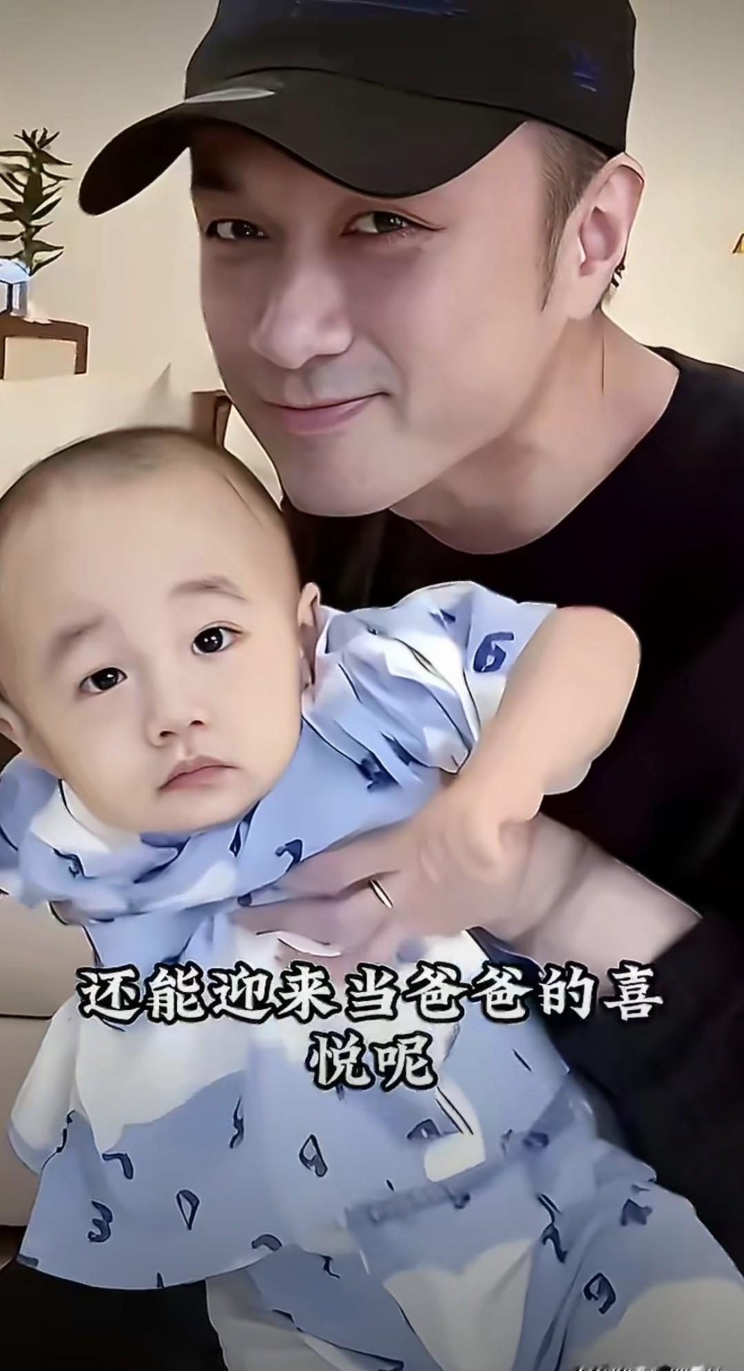 57岁再当爹，古巨基凌晨三点泡奶粉手都在抖，黑眼圈深得能研墨。你绝对想不到，他