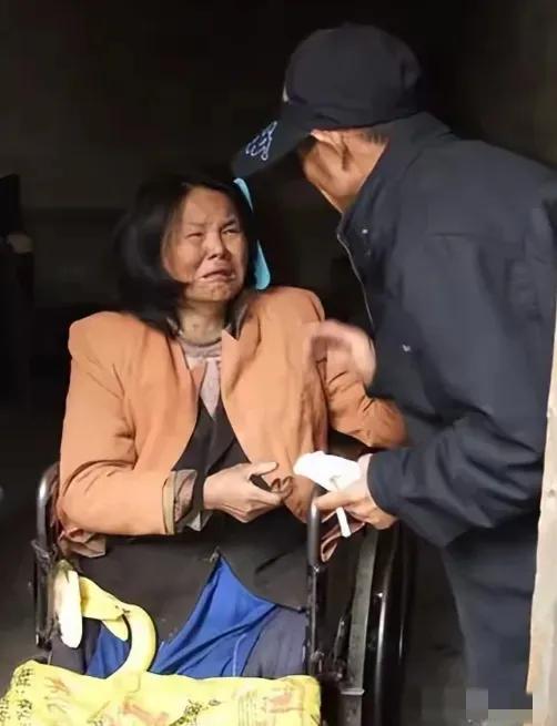 2001年，山东单县，43岁光棍在街头捡回一位截瘫女子，不料，女子半年后突然提出