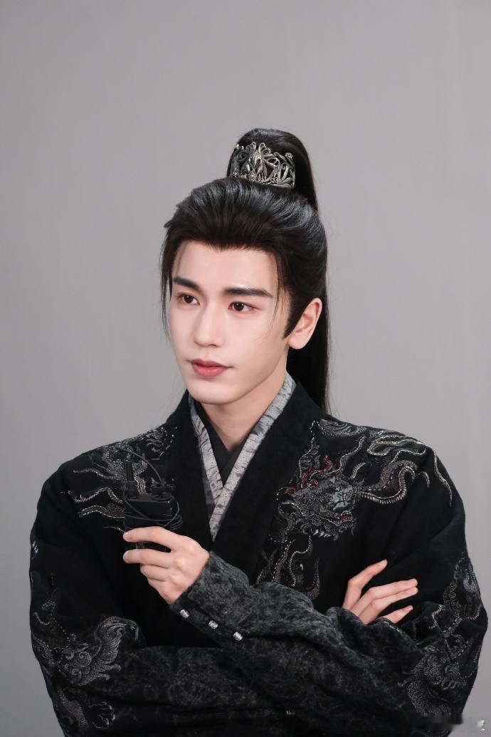 张凌赫逐玉庆功宴伴手礼逐玉庆功宴伴手礼张凌赫《逐玉》庆功宴伴手礼！是中式巧克力