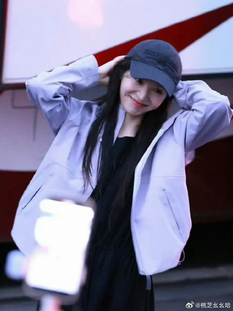 田曦薇素颜饭撒真的好喜欢田曦薇这种不端着的样子，杀青后素颜、穿舒服的衣服就出来见