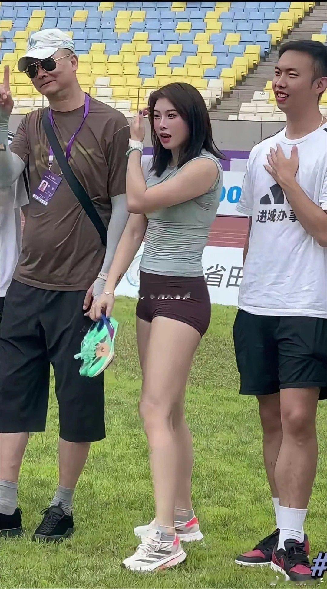 吴艳妮身材比例也太好了吧，脸小肩膀宽，感觉脖子以下全是肌肉​