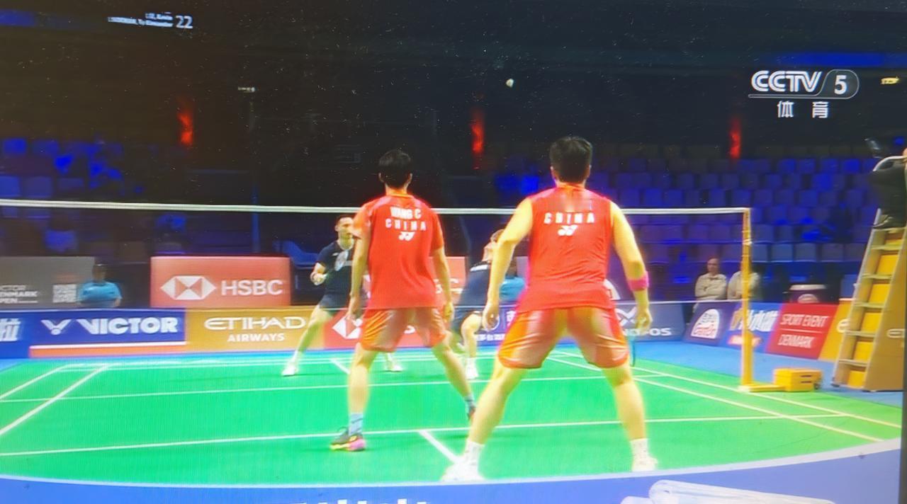 看国羽男双梁王组合比赛确实需要大心脏，还好2-0赢下对手，为国羽男团扳回一分