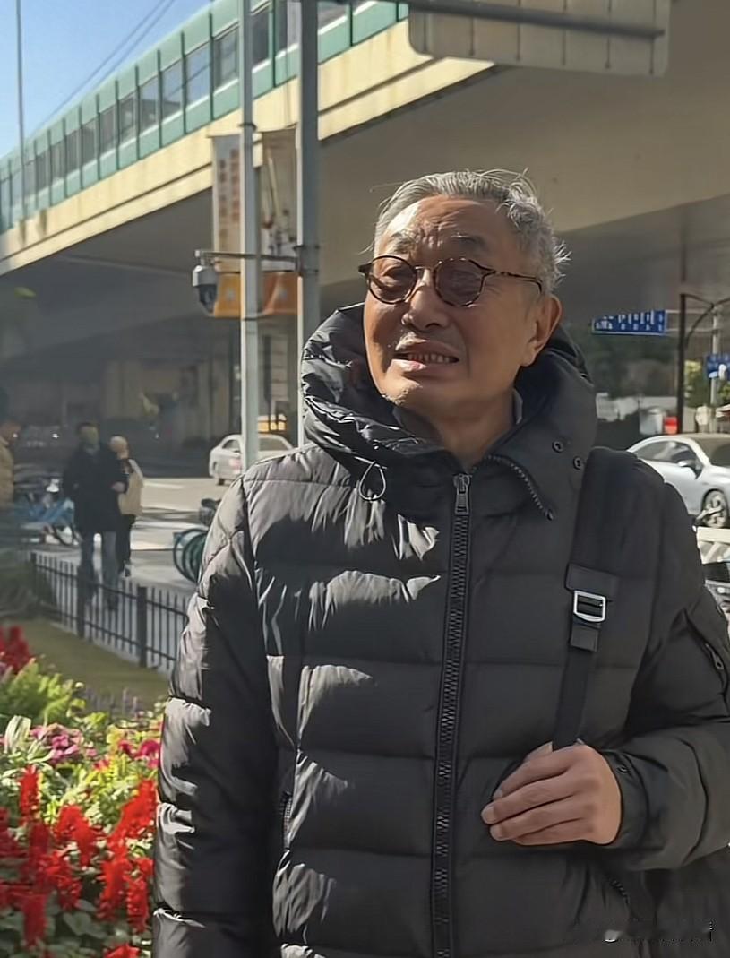 杜源老师跟女儿杜女合照，爷俩一起拍照笑起来还挺像的，一个中戏一个上戏，学的都是同