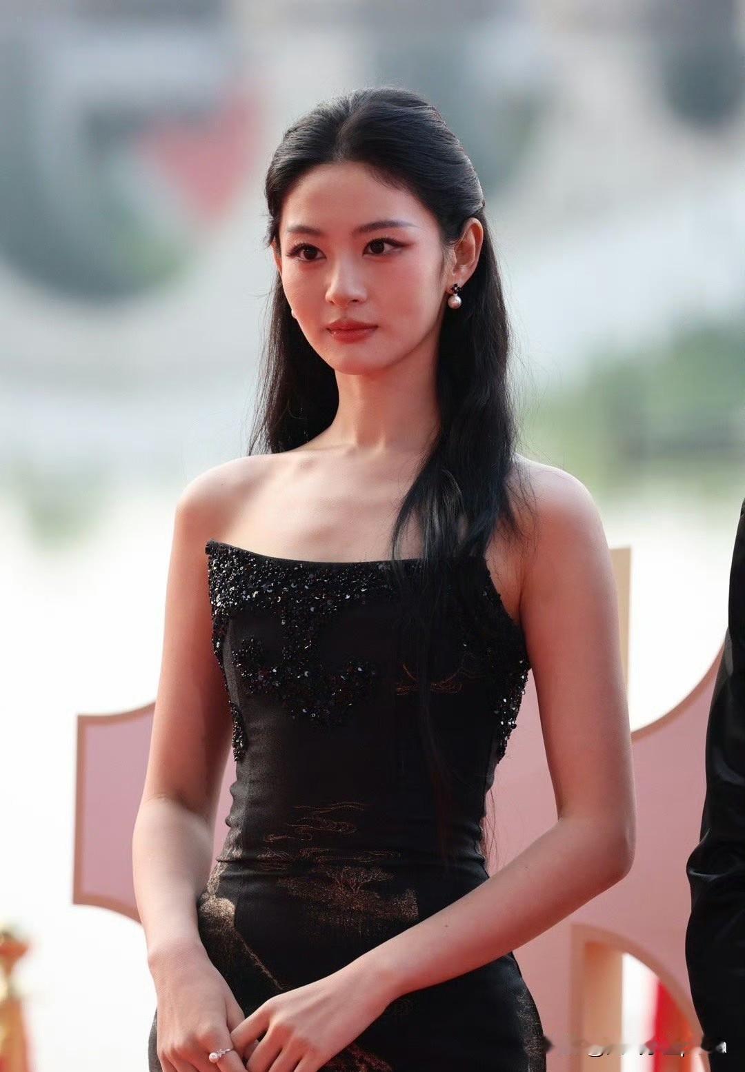 天啊赵晴这生图也太吓人了！瘦得都快脱相了，锁骨都能当衣架了吧？虽然女明星要身