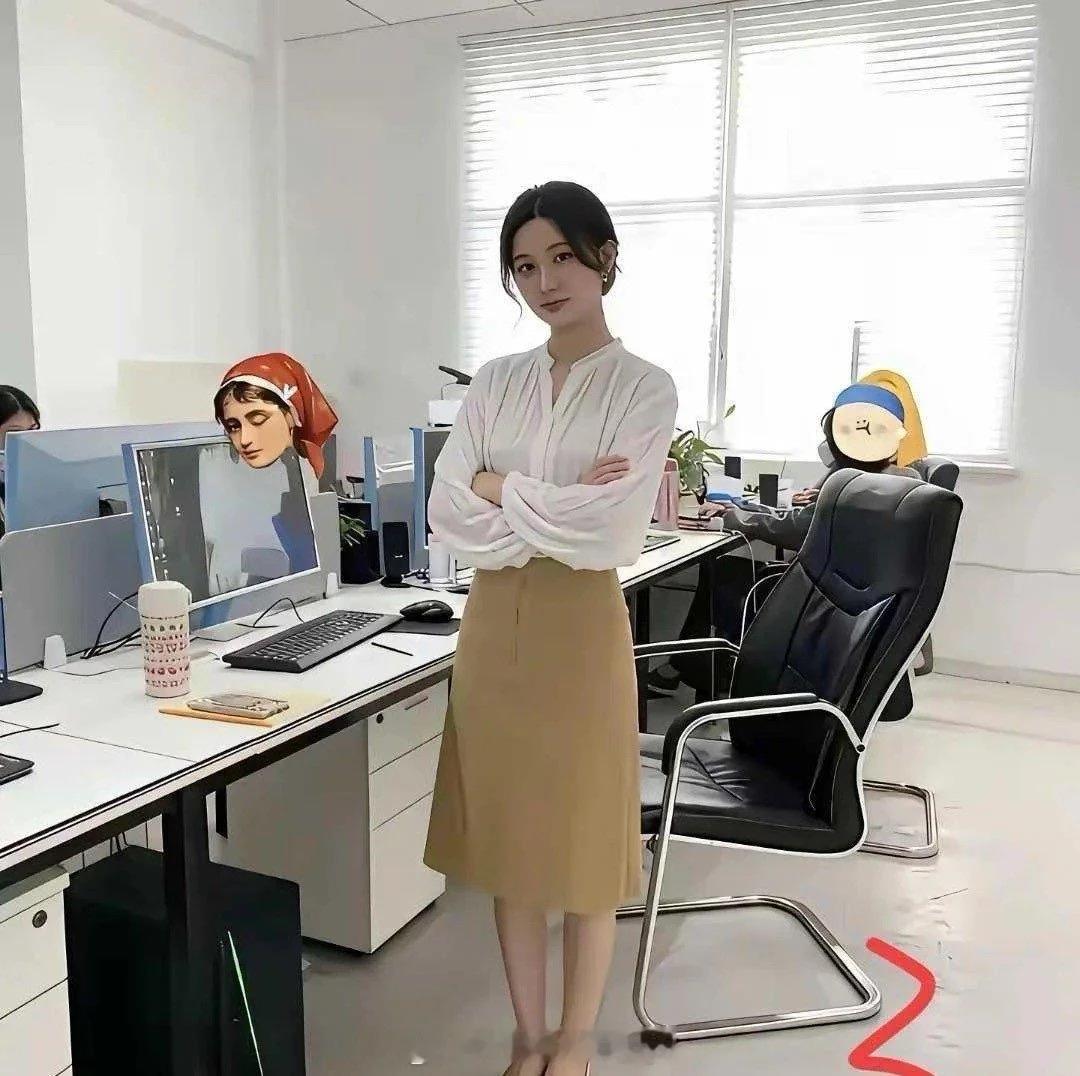 假如你是公司老板，这两位办公室女职员只能留一个，你会开除谁？一个站在工位气场干