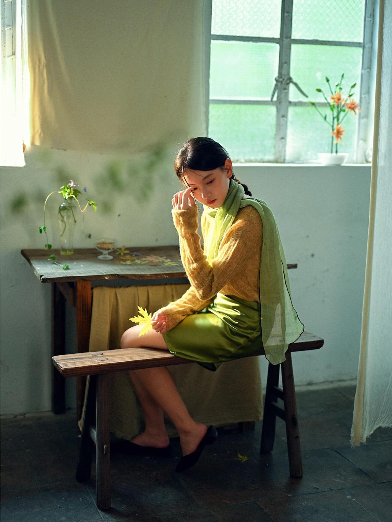 在这组人像中,光影不再是单纯的照明工具,而是情绪的“显影液”,而这一切的实现离不