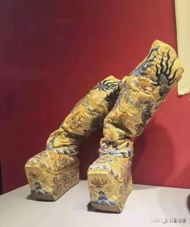 据说这是洪秀全穿过的一双靴子,细看这双靴子的用料和做工,都是非常讲究的,首先从用