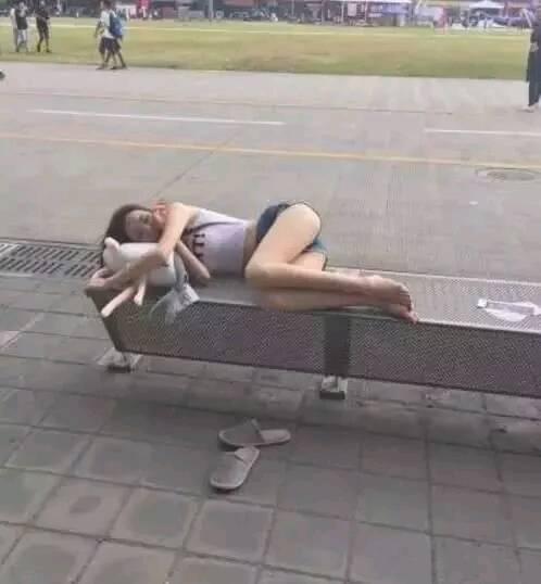 爆笑GIF: 你能别对我笑得那么甜嘛? 我心慌慌
