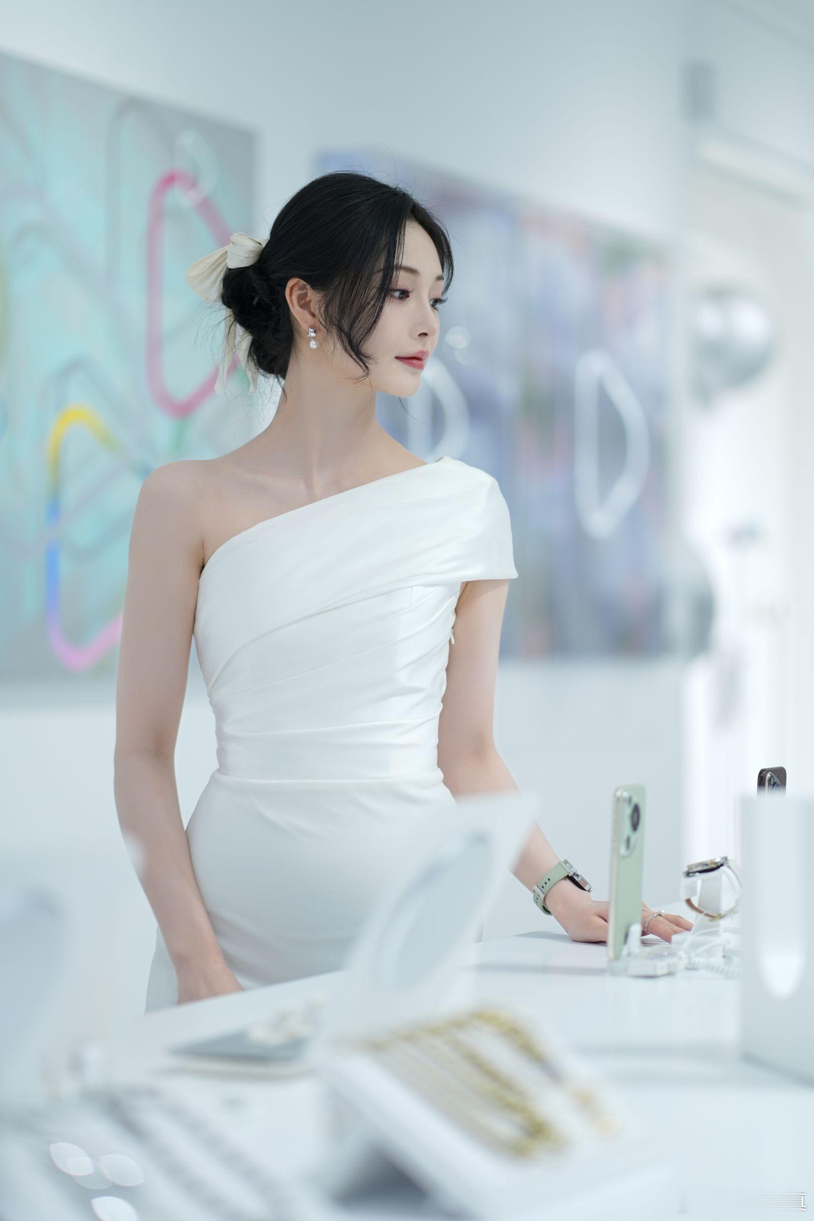 周洁琼静享午后时刻素雅轻盈（中）