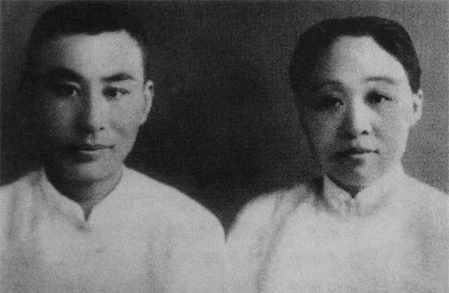 1916年，叶圣陶迎娶了未曾谋面的妻子。洞房夜，两人第一次见面。他用颤抖的手，掀