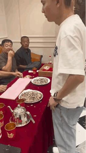 大爷：年轻人你几个意思？瞧见隔壁两位大爷没？你觉得你走得了不？