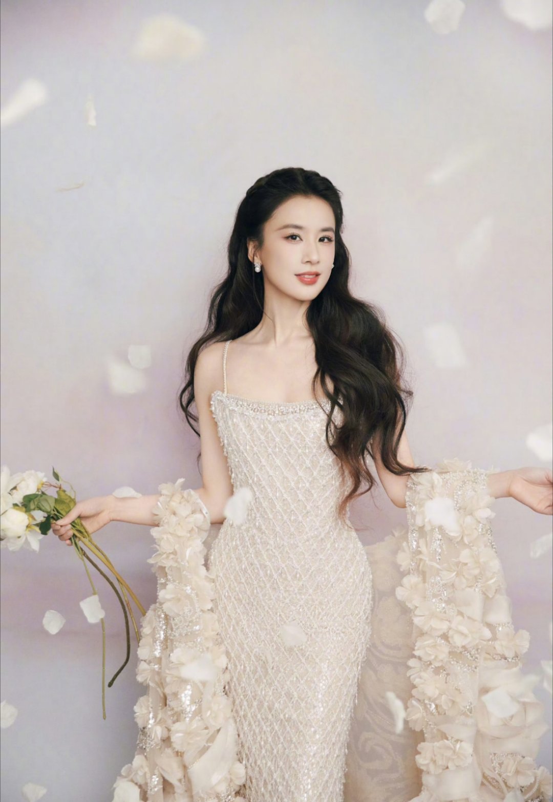 好喜欢黄圣依这组造型哦，这个发型绝美！手机屏保安排上了！