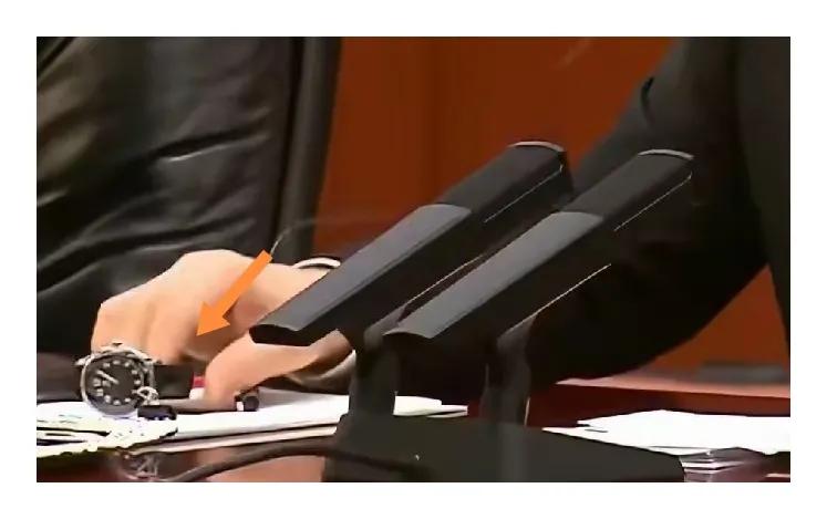 普京发言前取下手表放在桌面上。