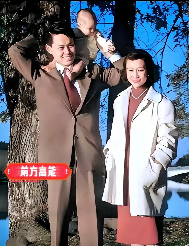 刷到这张1951年的老照片时真的瞬间被戳中照片中他抱着刚满一岁的儿子，优雅的