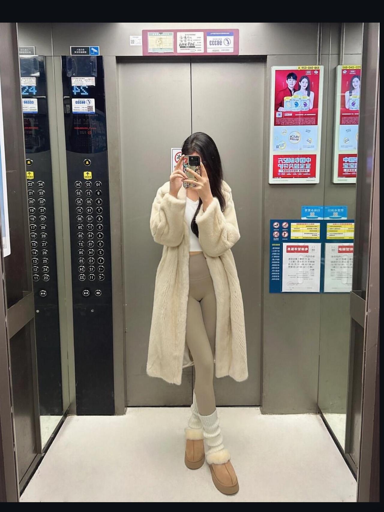 为什么越来越多的女生爱穿瑜伽裤?那肯定是因为穿着好看呀，就像花朵喜欢在阳光下