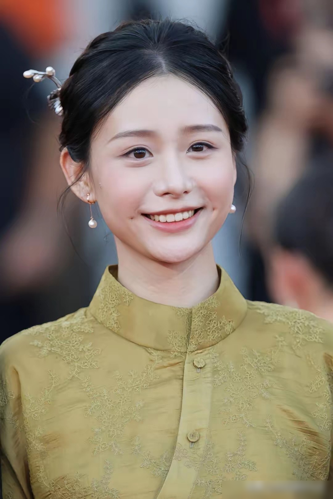 两年前还在《四海》里当背景板，连句台词都捞不着。王晓慧这一下直接站到央视秋晚台上了，跟陈楚生合唱《月