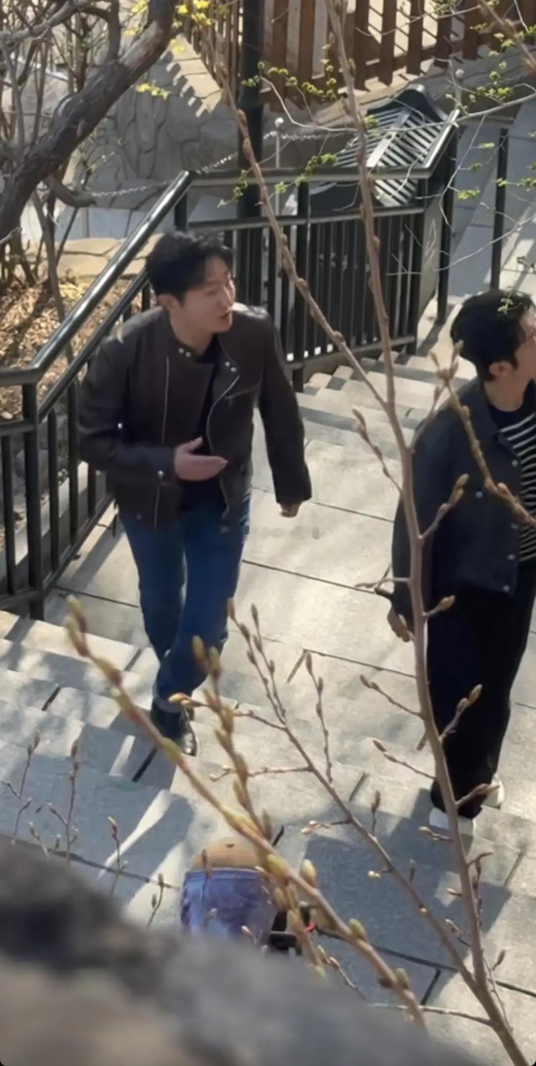 郭京飞大孤山被偶遇皮衣牛仔裤墨镜很帅气，一直笑眯眯的接地气！！！！！！