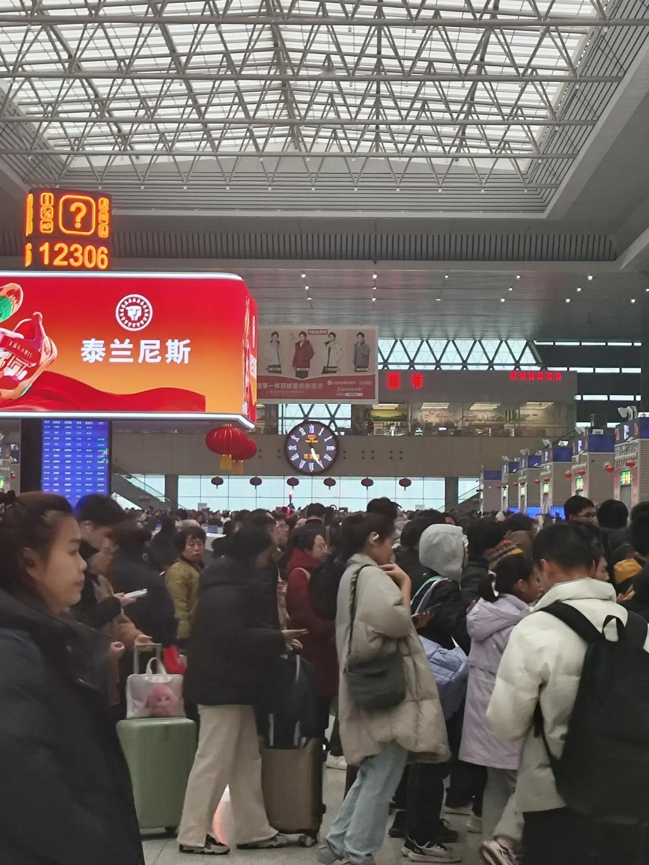 这是郑州东站候车大厅两头两个大时钟，真是人性化，想为旅客所想，急为旅客所急