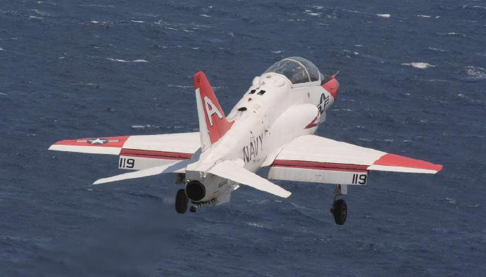 每天认识一件兵器T-45“苍鹰”教练机T-45“苍鹰”（Goshawk）教练机