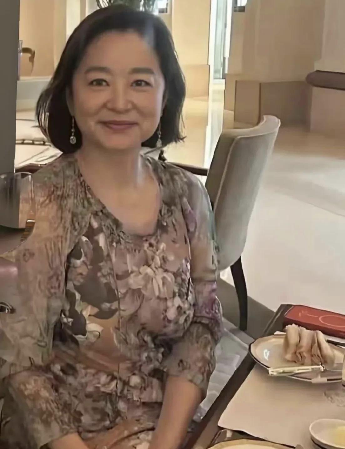 71岁的林青霞最近又被拍到，头发白了，皱纹也明显了，但整个人状态很松弛。她住在