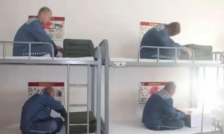 监狱的犯人每天早晨起来穿好衣服后第一件事，就是要把自己的被子叠成豆腐块，就像下面