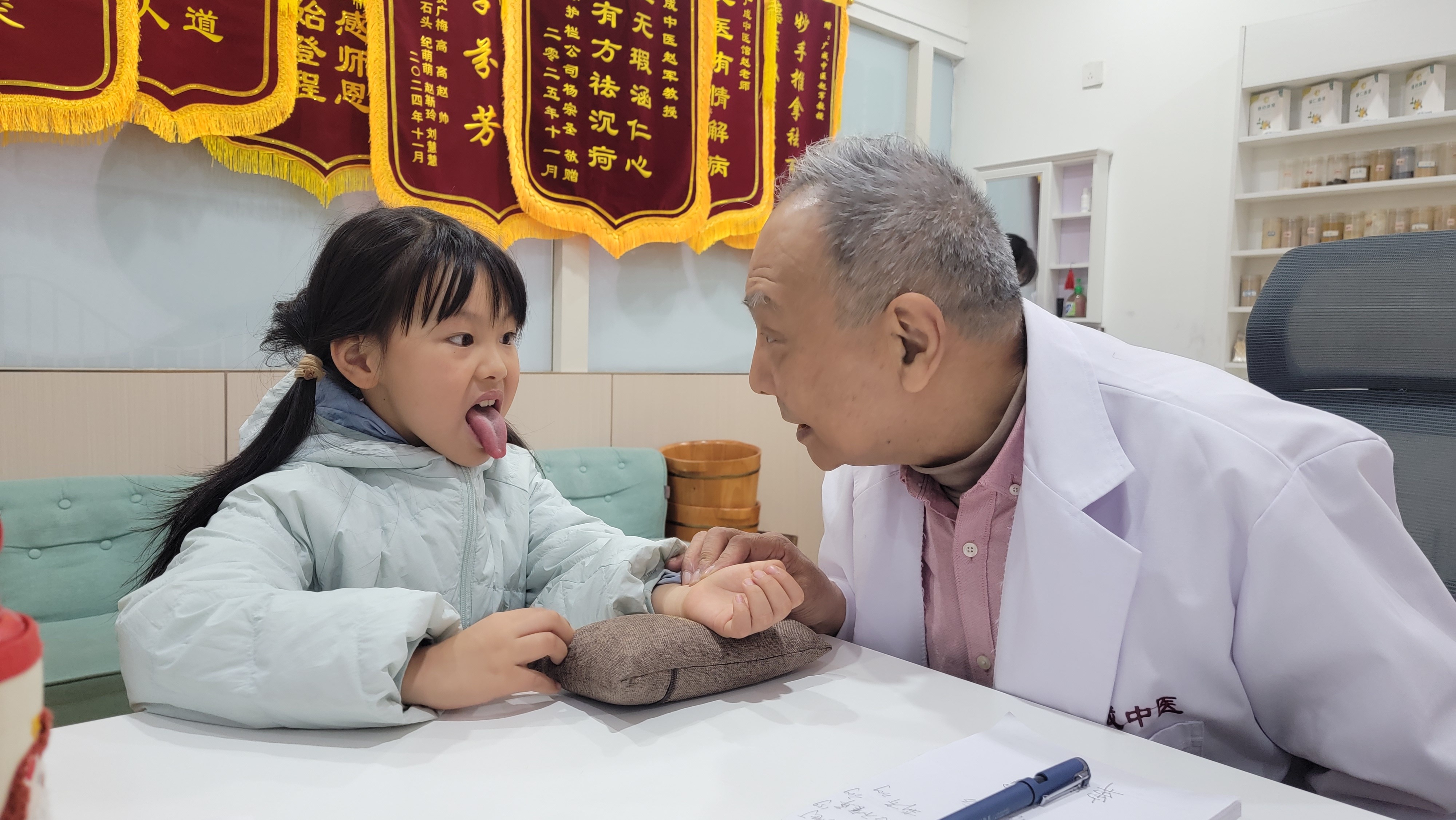 心液不足——舌头干，肺液不足——鼻腔干，肾液不足——喉咙干，肝液不足——眼睛干，