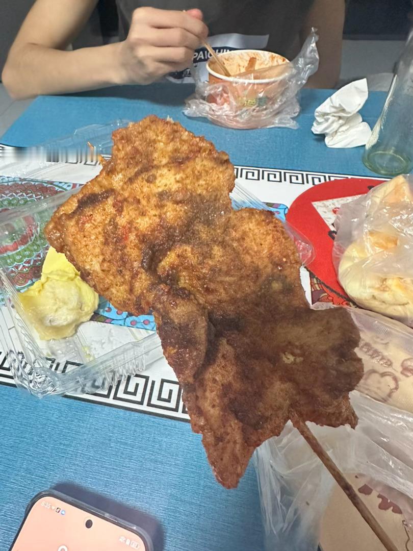 哈哈哈🐕🦺妈就坐在沙发上看我们进门简直美而味之！！！小张嚼嚼嚼和🐕🦺恋爱