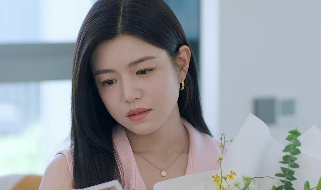 周柯宇p掉了陈妍希眼线雀氏这眼线真的很出戏纯靠姐姐的颜值支撑