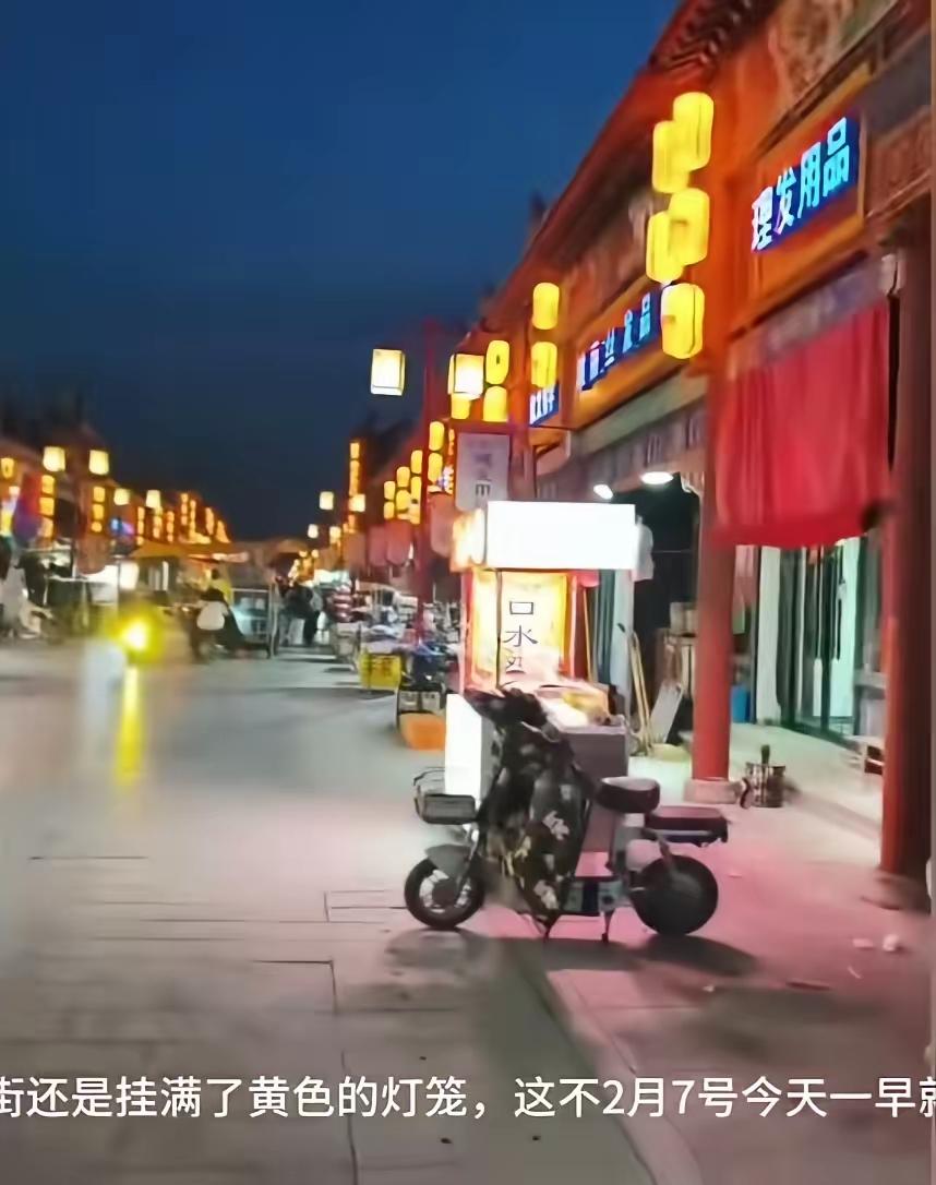 最近，河北涿州鼓楼大街的路灯上，新挂起了一排黄灯笼。没想到，这排灯笼仅仅亮相两天