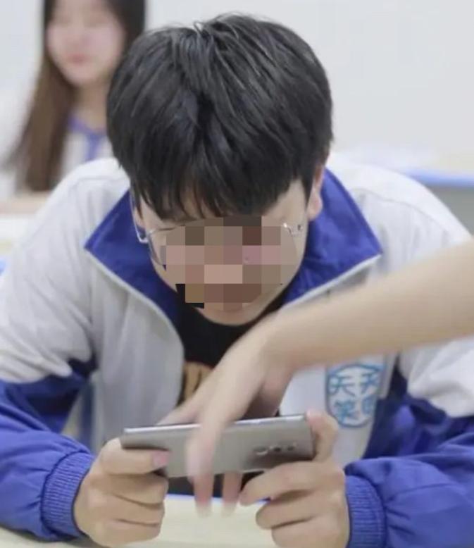 重庆，12岁男生偷偷带手机上学，父母发现后便主动告诉班主任，并让班主任把男生的手