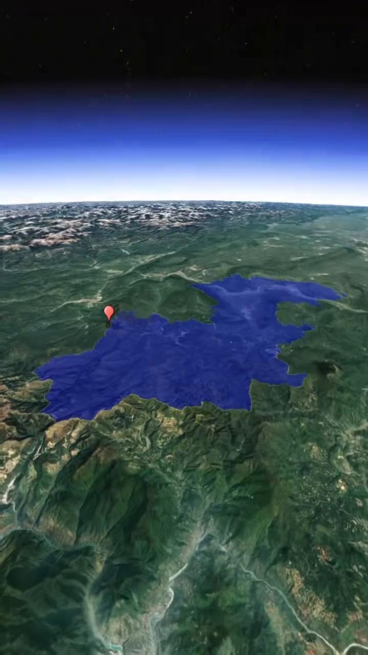 瓦屋山到底有多恐怖？瓦屋山坐落于四川眉山洪雅县，整座山顶是一块巨大的平坦平台，