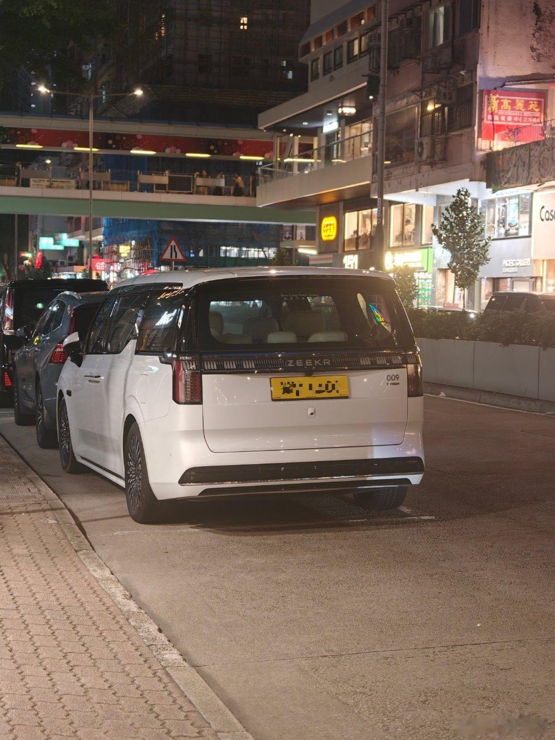 香港有多爱极氪009真的成街车了在湾仔区，中西区逛街差不多两个路口就能看到一台M