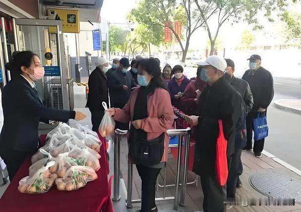 免费领鸡蛋藏“猫腻”，35名老人落入陷阱近日，湖北黄冈武穴市石佛寺镇35名老