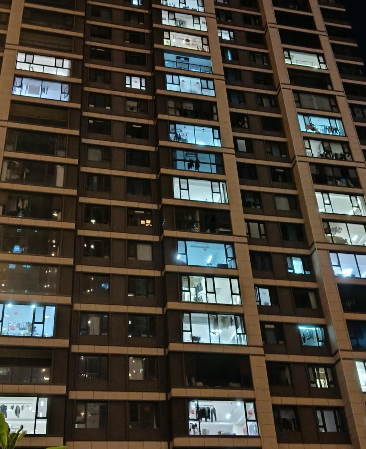 大玻璃窗迟早要淘汰1.隐私差，从楼下可以一览无遗，夏天如果男的在室内光膀子，女