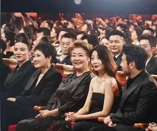 5位明星同框：我认出了满脸横肉的宋佳，短发利落的张凯丽，喜气洋洋的萨日娜，秀发如