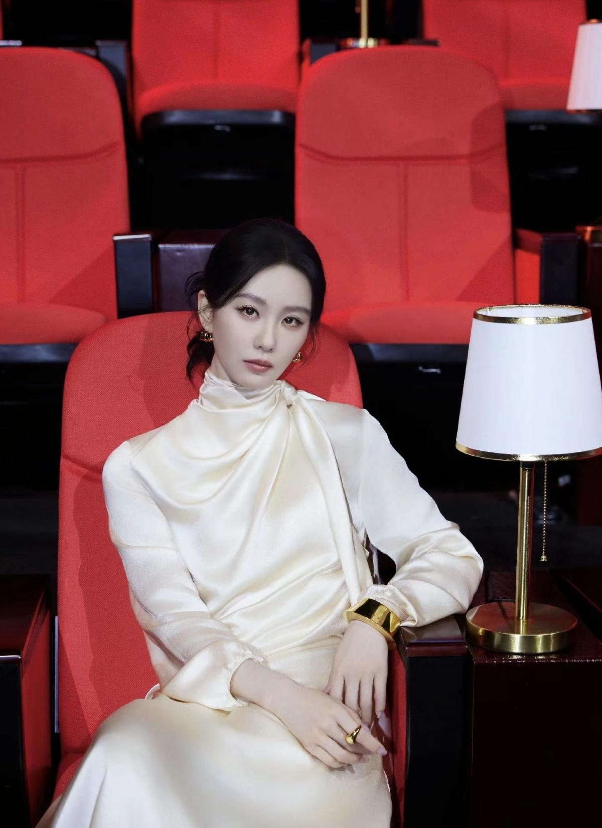 刘诗诗一袭简约礼裙款款而立，清冷眉眼间尽是从容气韵，举手投足皆是刻进骨子里的优雅