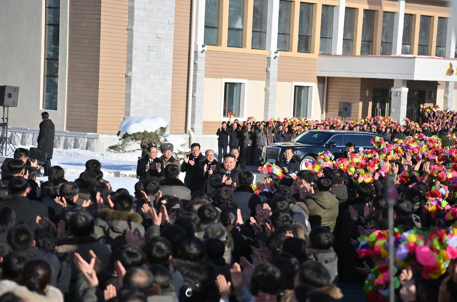 金正恩同志出席温堡劳动者休养所竣工典礼，并对休养所内部的各个环节进行视察热点现场