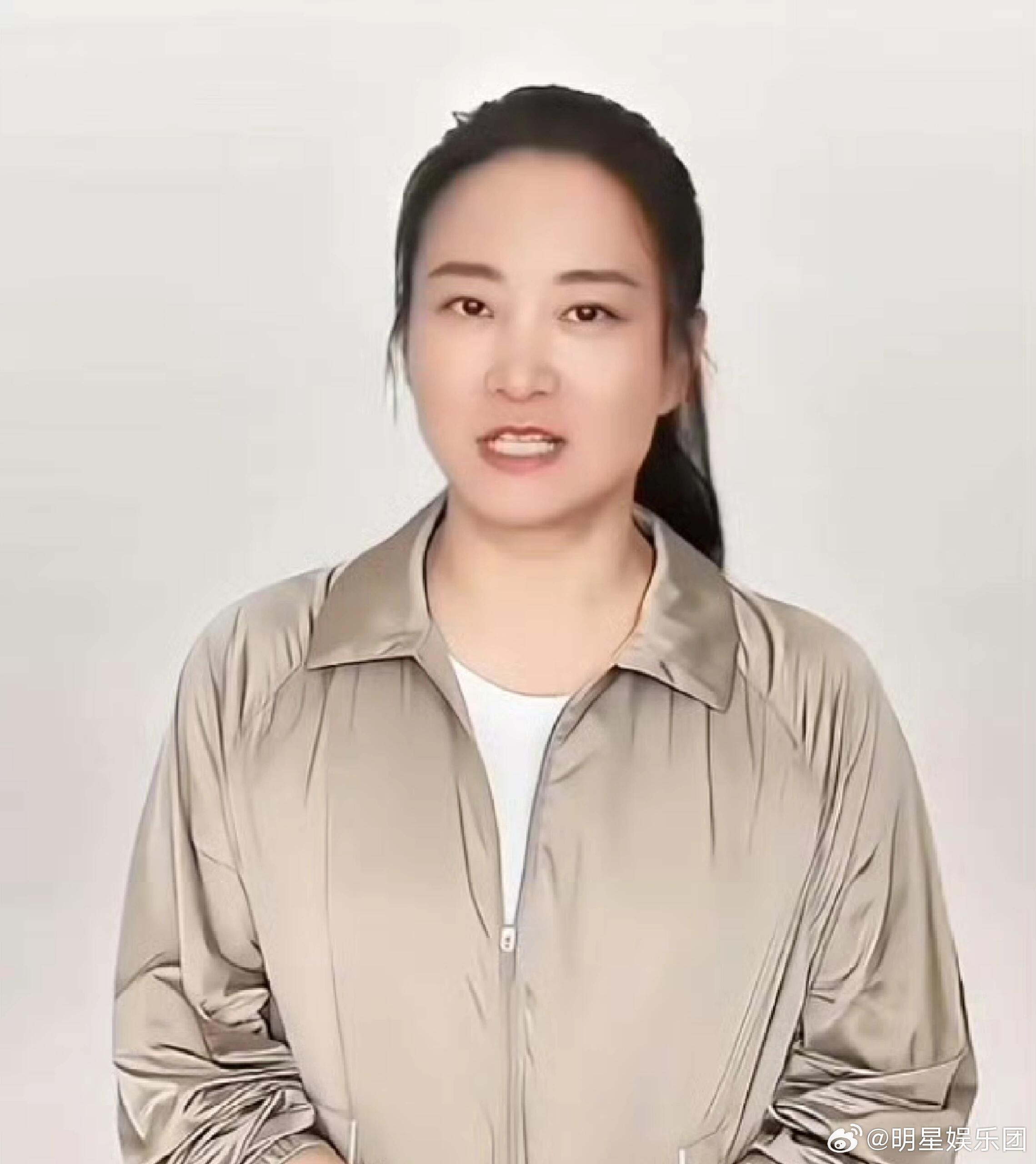 贾玲近照又瘦了你还认识贾玲吗？近日为品牌拍摄视频，发现视频中的贾玲似乎又瘦了，扎