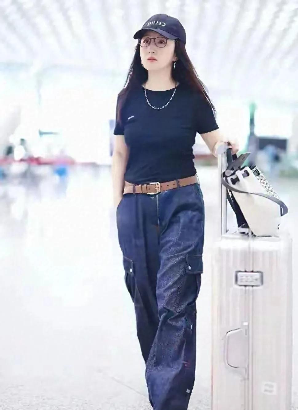 🔥55岁杨钰莹机场私服太会了修身黑T+工装阔腿牛仔裤，高腰皮带拉高比例棒球