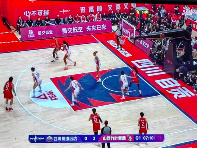 四川女篮80:87栽了。就在主场，自贡富顺文体中心，数千人等着香槟开瓶的夜晚，