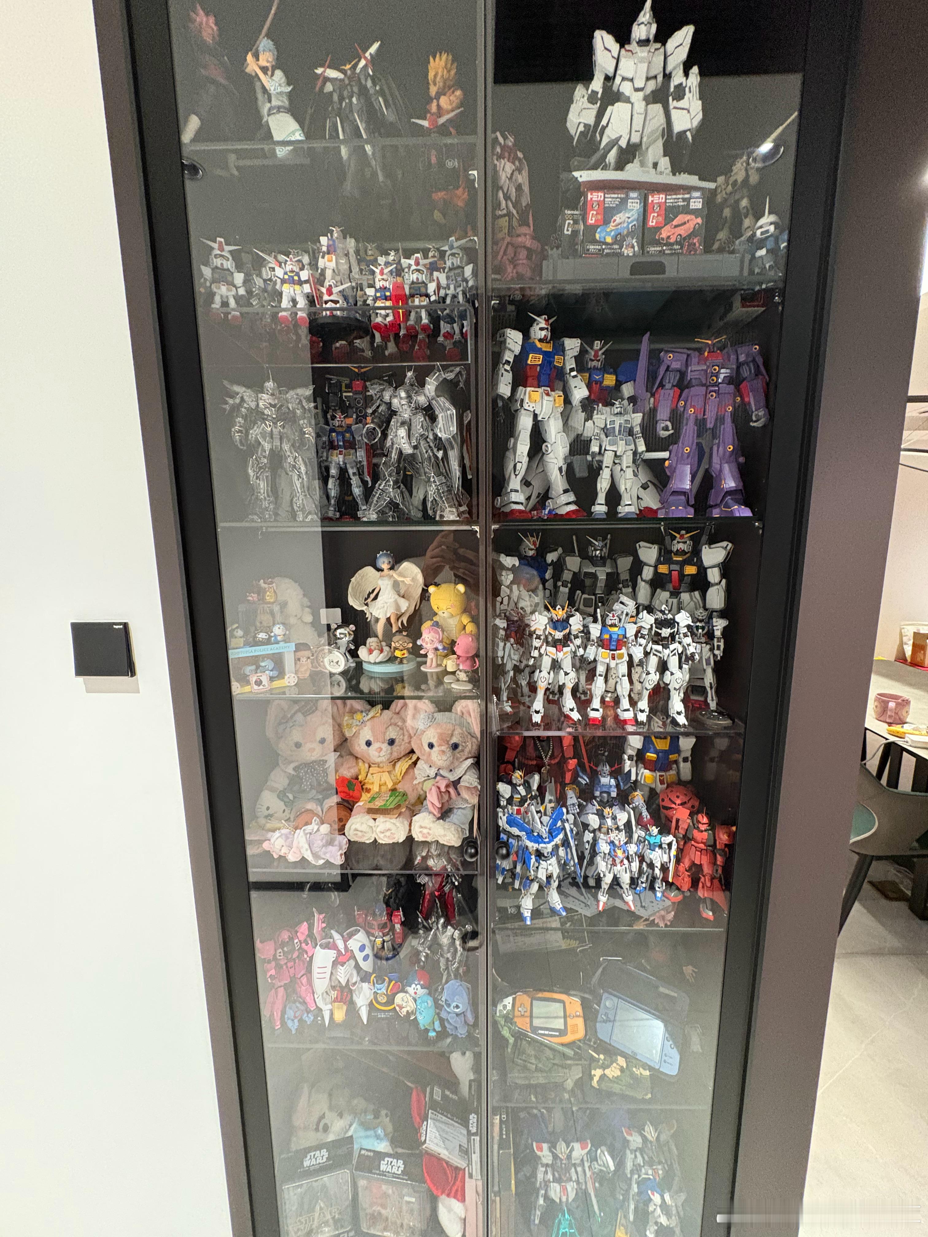 有没有懂行的大哥知道这一墙得多少钱全是正版得个2000块吧[笑着哭]​​​