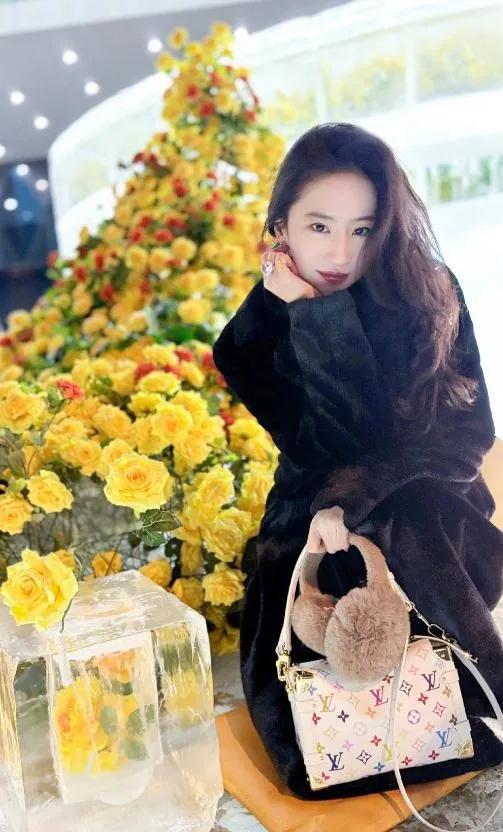 天仙下凡式秋冬穿搭！刘亦菲黑大衣+长靴美到犯规刘亦菲秋冬新造型杀疯了！黑色