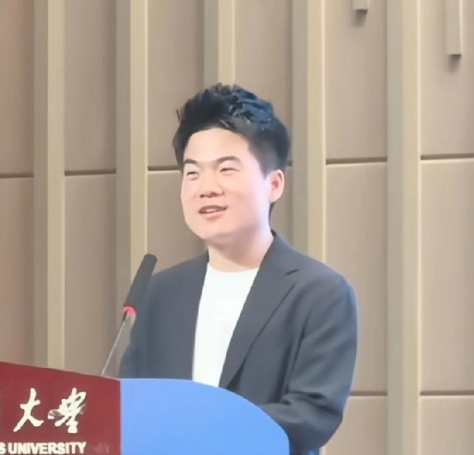 董宇辉回母校西安外国语大学，吴耀武校长亲自陪同接待，杰出校友专题分享会，高考刚过