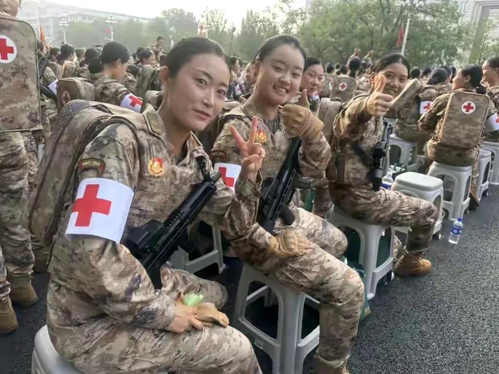 阅兵结束，这些姑娘们终于可以小息一会了。