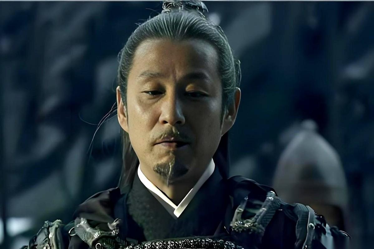 一把剑，重重砸在文种的案几上，发出沉闷的金属撞击声。那是“属镂剑”。在当时，这