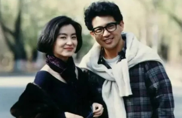 1973年，26岁已婚的秦汉爱上了18岁的林青霞，怀孕8个月的妻子邵乔茵心痛不已