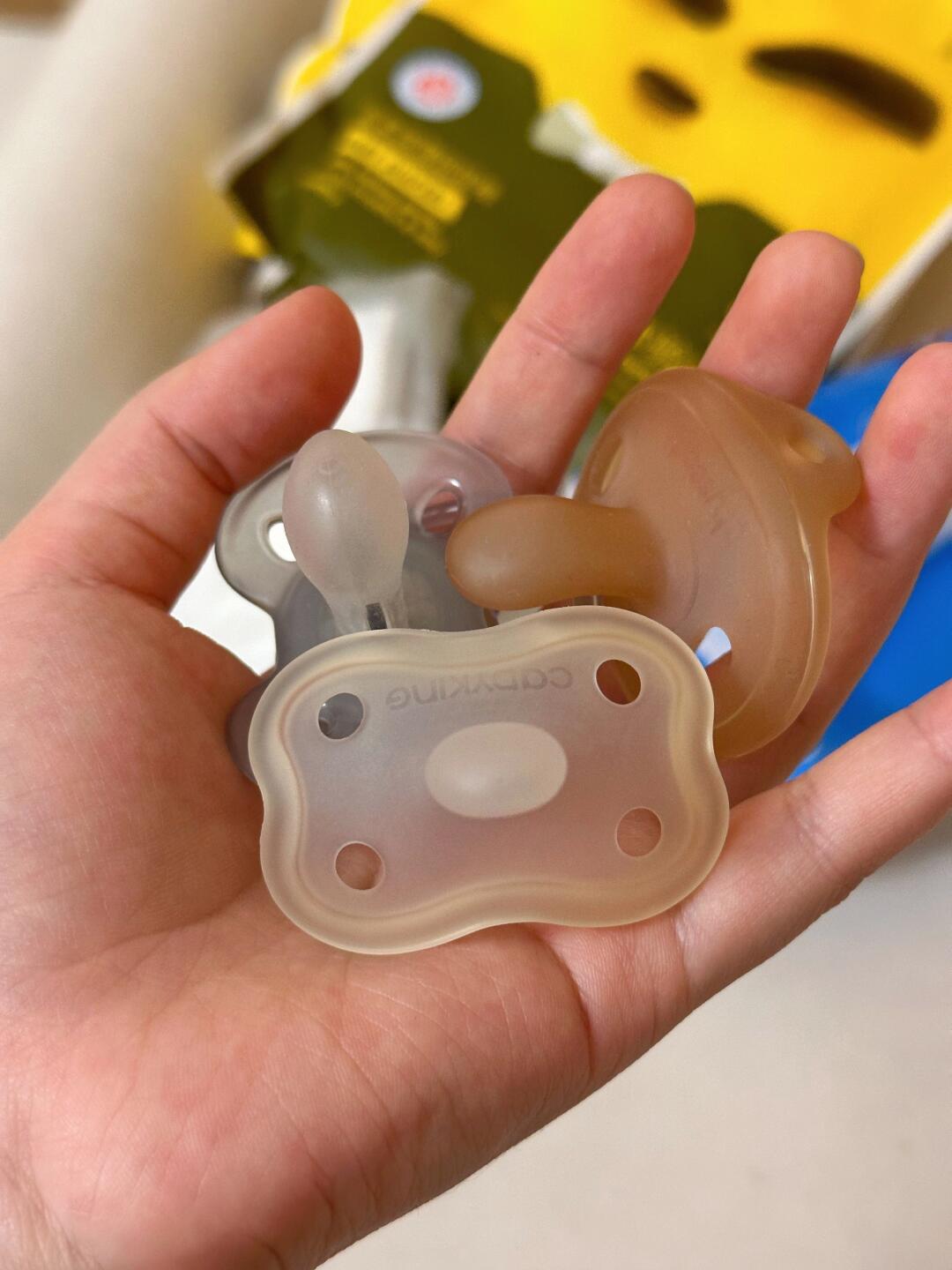 安抚奶嘴实现宝宝自主入睡