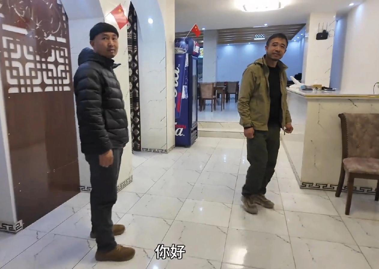 阿富汗爆炸前中国兰州拉面馆，中国旅游网红现场拍摄，当时正好有2位中国同胞，其中戴